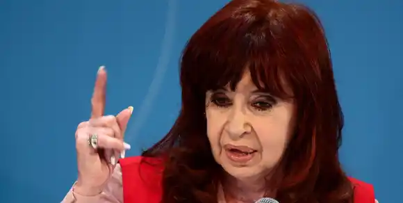 “Mafia y delirio, peligroso binomio”: Cristina Kirchner apuntó contra Milei, Macri y la Corte Suprema