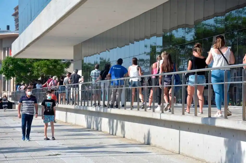 Los contagios de coronavirus en Argentina se mantienen en los 20.000 diarios