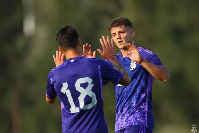 Maestro Puch festeja su gol con Aguirre.