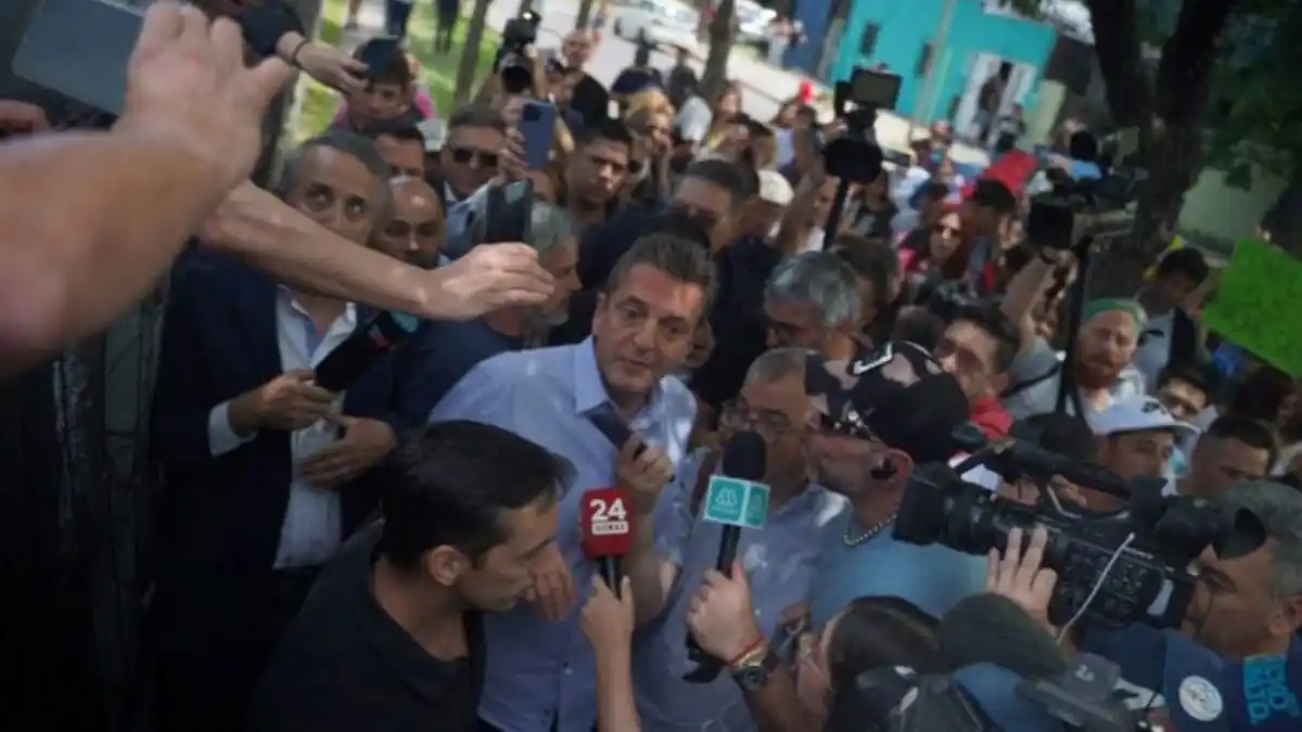 Massa y Milei esperan con optimismo los resultados tras ejercer voto en elección presidencial argentina