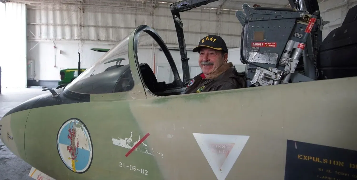 "Me tiraron con misiles, bombas y no tiene ni un raspón": la exhibición del Aermacchi de Owen Crippa en Sunchales