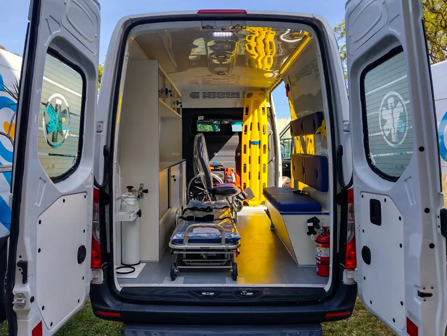 Salud realizó la entrega de ambulancias en La Plata y uno de los vehículos es para Tandil