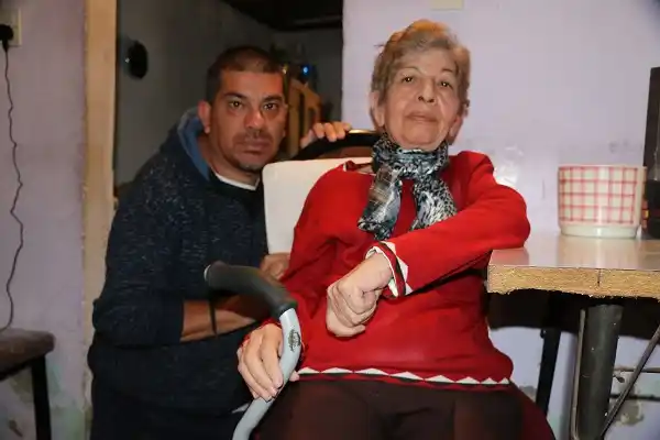 Insólito ataque a una abuela y su hijo discapacitado mientras dormían