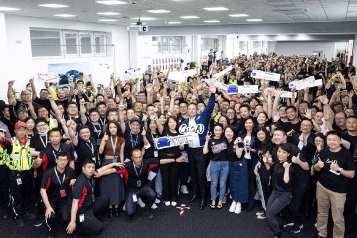 En su paso por China, Elon Musk recibió elogios y se reunió con funcionarios