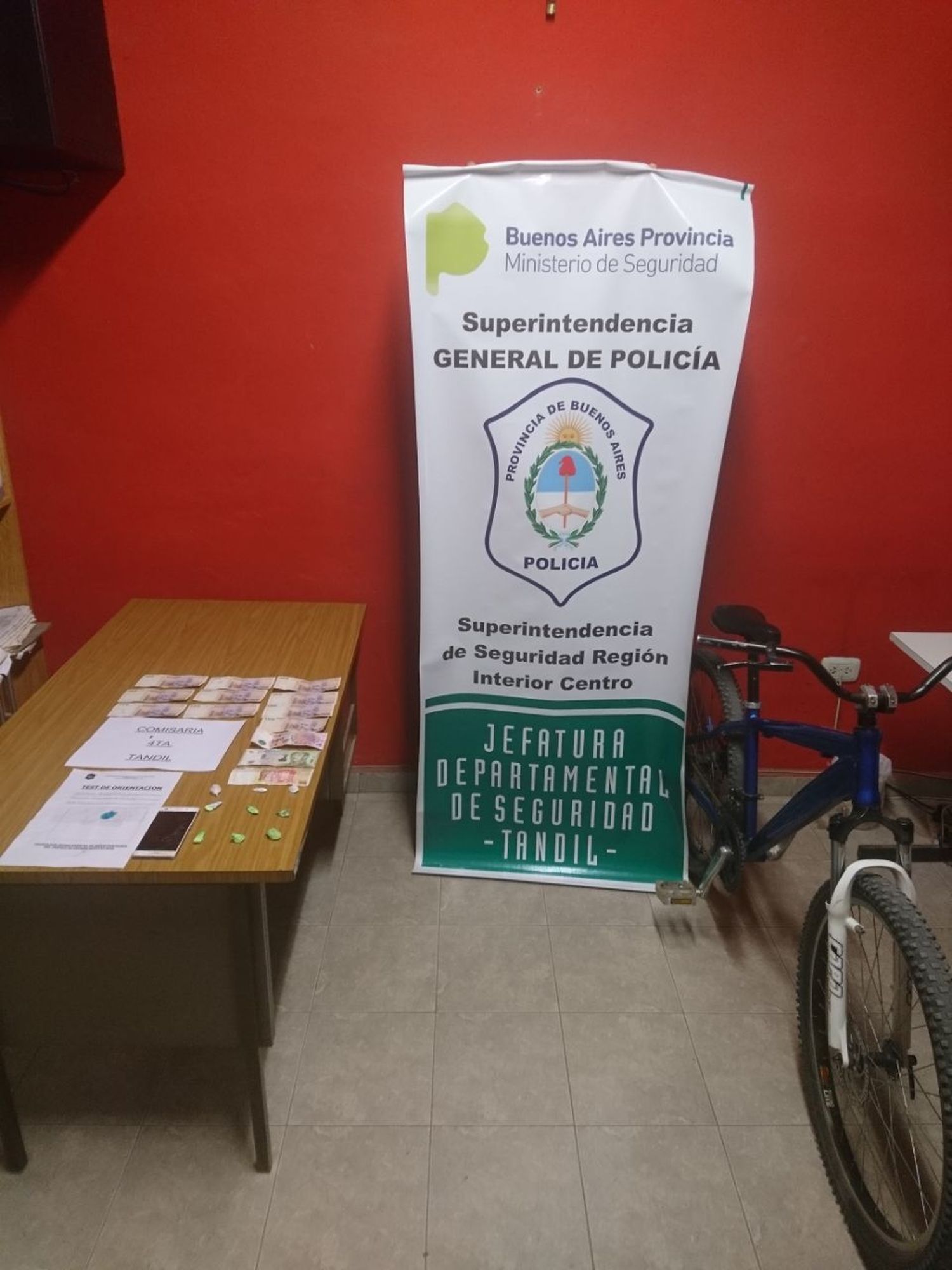 La policía local detuvo a una persona comercializando droga en una garita de colectivo