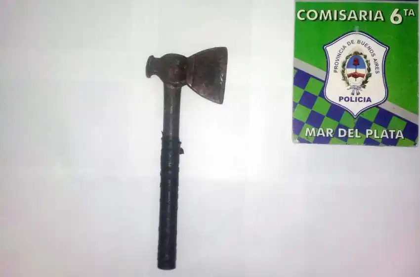 Amenazó de muerte a su padre y a la policía con un hacha y un machete