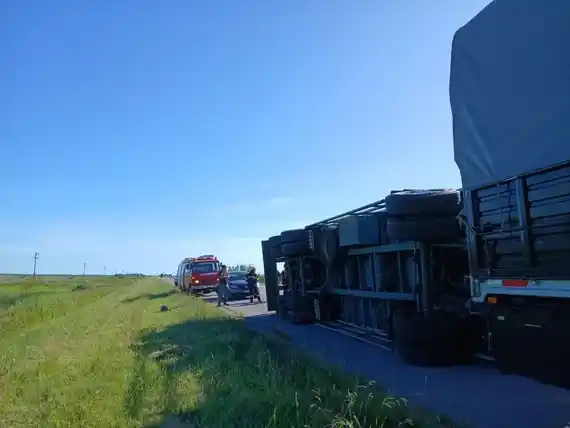 Bache en la Autovía 14 ocasionó el vuelco de un acoplado y generó largas demoras