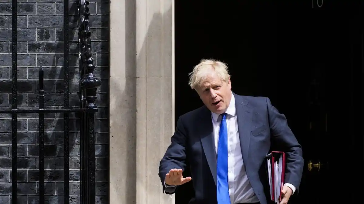 DIMITE BORIS JOHNSON: se mantendrá en el gobierno hasta que designen a su sucesor