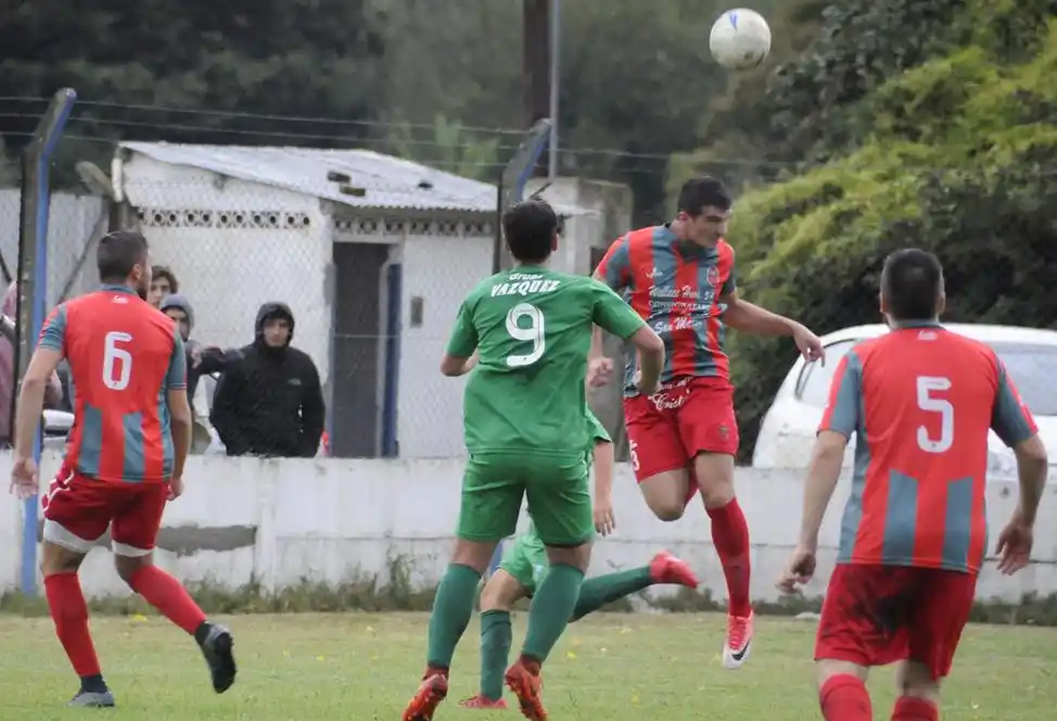 Un sábado con partidos parejos y clima complicado