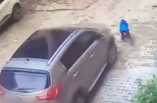 Terrible video: Un madre pasó por arriba a su hijo con el auto