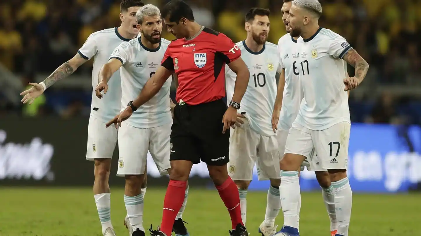 Las increíbles explicaciones de Zambrano: "el VAR nunca me llamó"