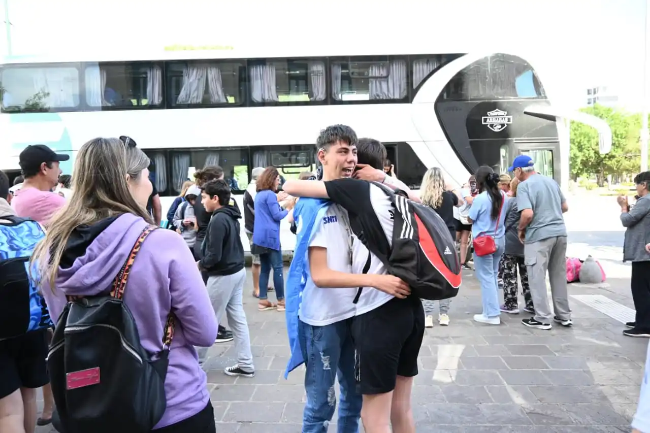 Emoción y aplausos al recibir a las delegaciones de los Juegos Bonaerenses. Las fotos