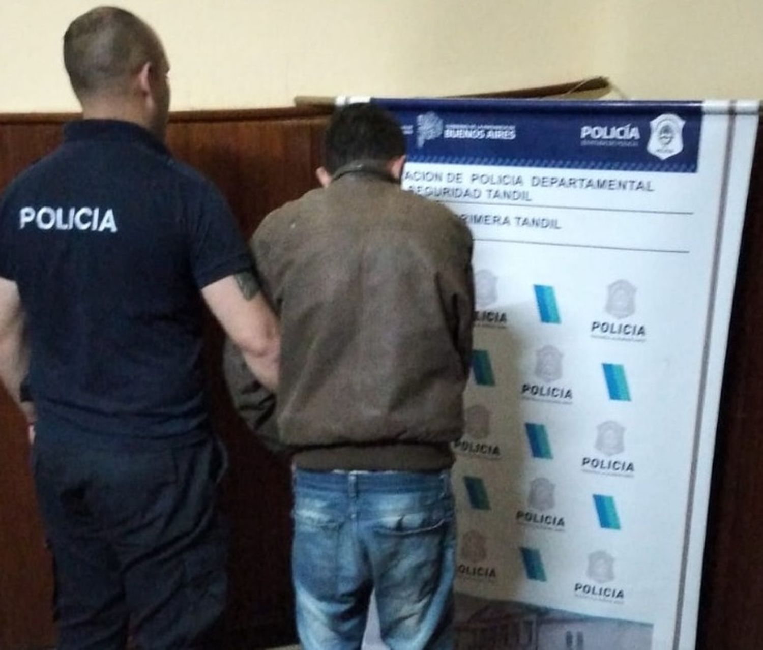 Dos sujetos fueron detenidos luego de robar un contenedor de alcohol en gel