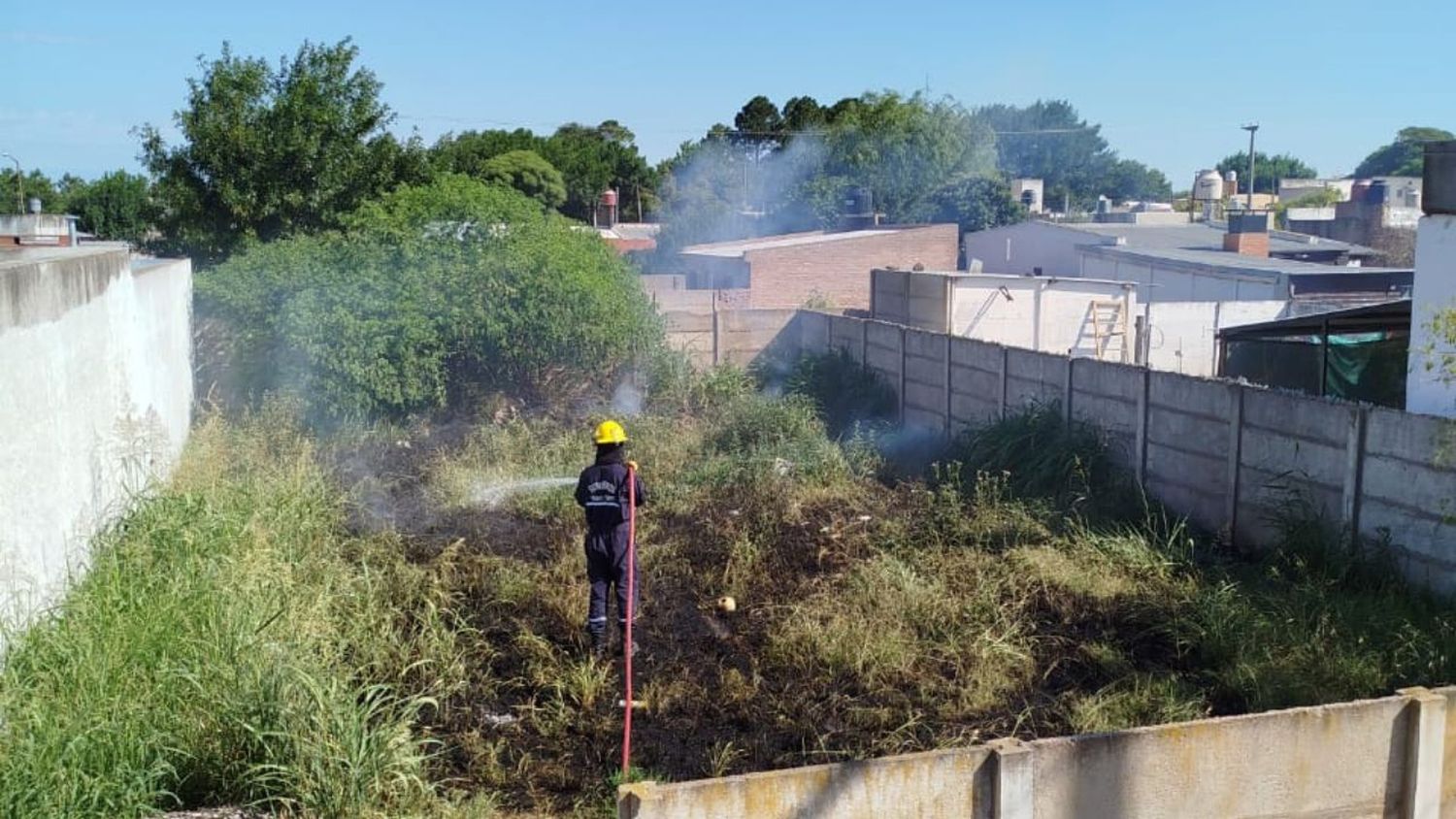 La intervención de los bomberos evitó la extensión del fuego.