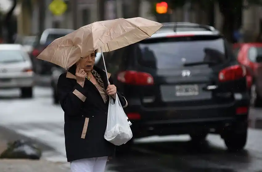 Chau chau verano: bajará la temperatura y habrá lluvias durante todo el finde