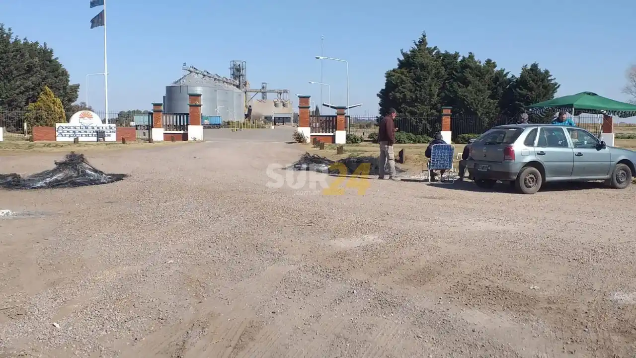 Piquete frente a la planta cerealera de ACA en Rufino