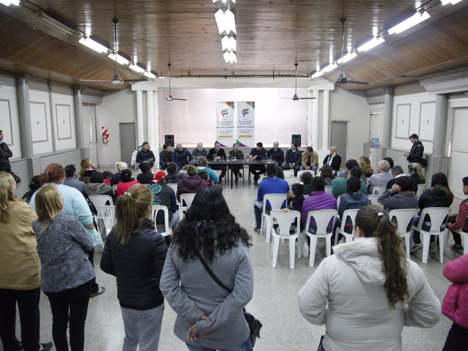 "No es justo vivir así", señalaron vecinos de Frontera en una reunión con la intendenta y el jefe policial 