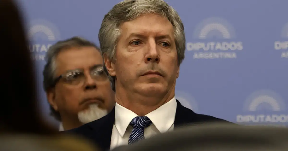 A fines de julio, el Tesoro vendió divisas para evitar que el mayorista superara los 1.500 pesos y posteriormente el Gobierno utilizó futuros y bonos dollar linked para sostener el nivel del tipo de cambio.