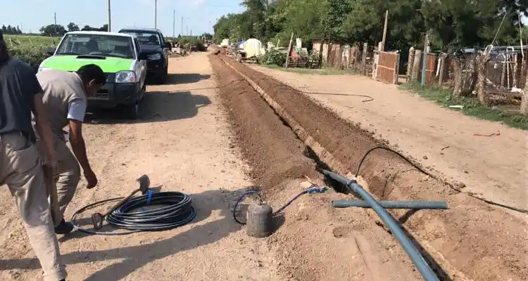 Instalan la red de agua para La Tosquera