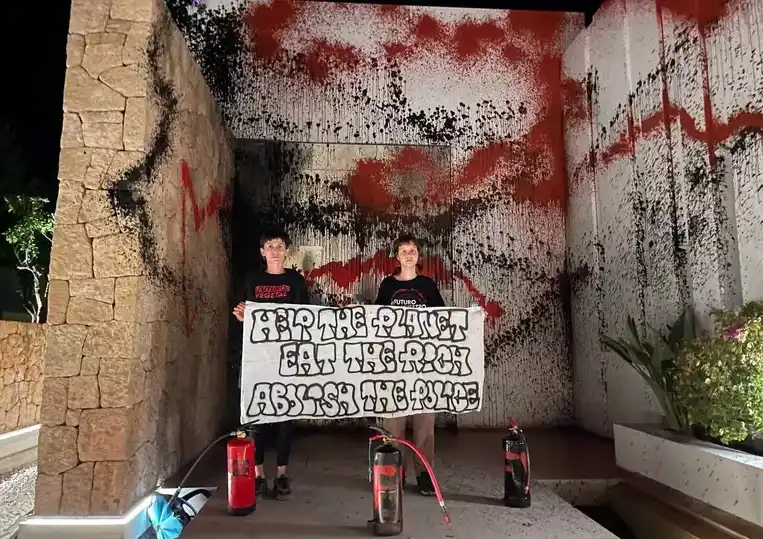 Vandalizaron la mansión de Messi en Ibiza para criticar la contaminación que provocan los más ricos