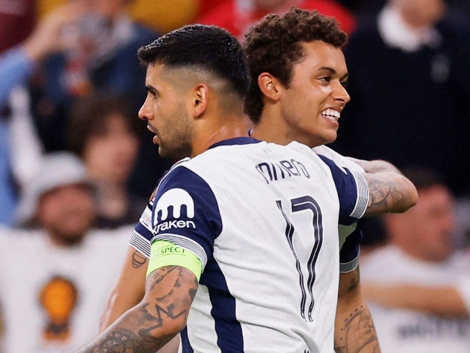 El capitán "Cuti" Romero, festejó junto al autor del gol Johnson