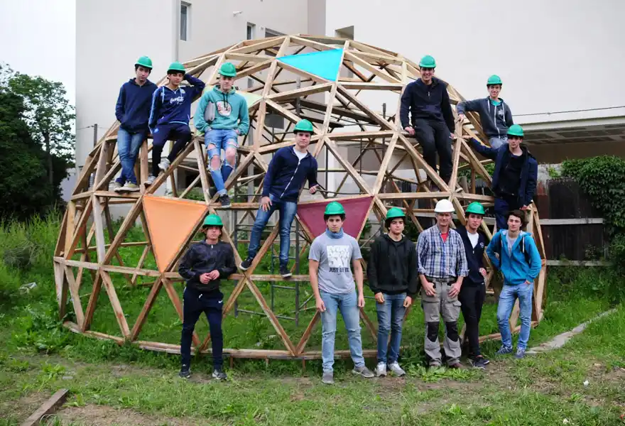Alumnos de la Técnica 2 recuperaron un aula y construyeron un domo