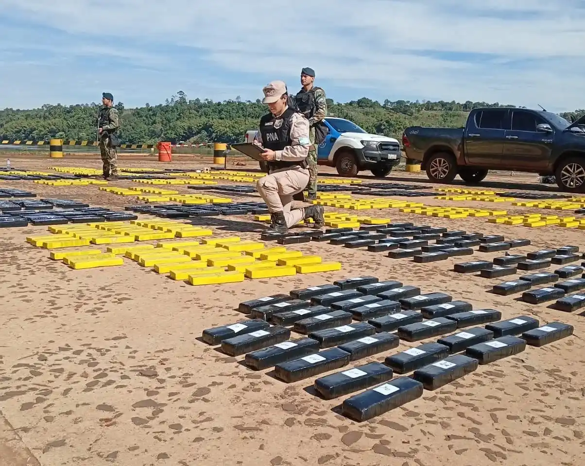 Durante la requisa se hallaron 59 bultos que contenían 1368 panes prensados de marihuana, con un peso total superior a 991 kilos.