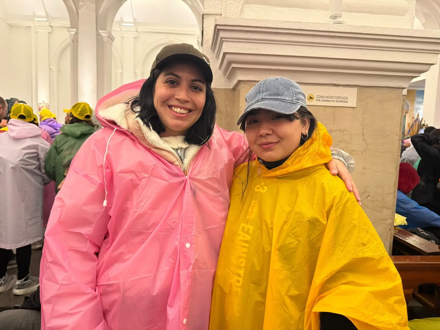 María Luján (de piloto amarillo) y una amiga, a punto de salir desde San Cayetano. Foto: Clarín