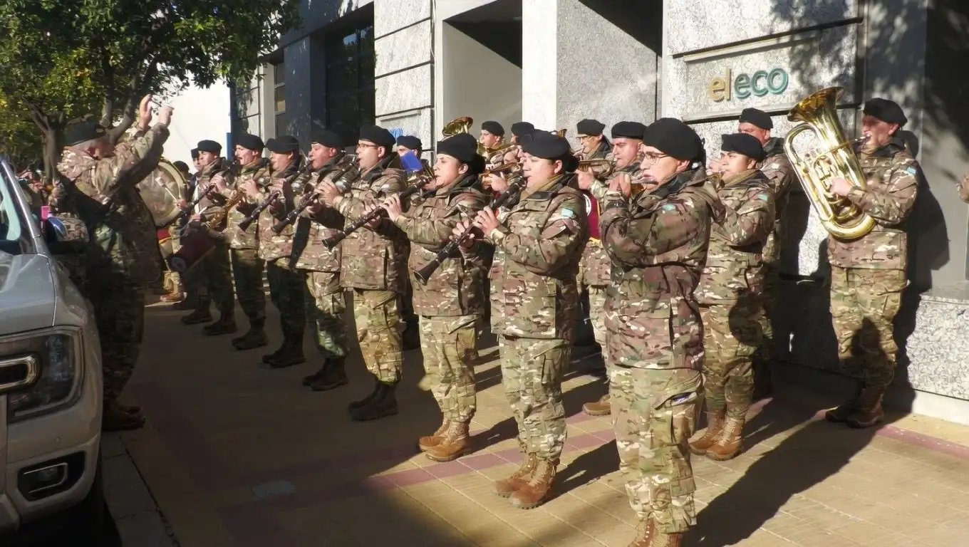 La Banda Militar “Fuerte Independencia” interpretó el Himno Nacional Argentino frente a El Eco de Tandil.