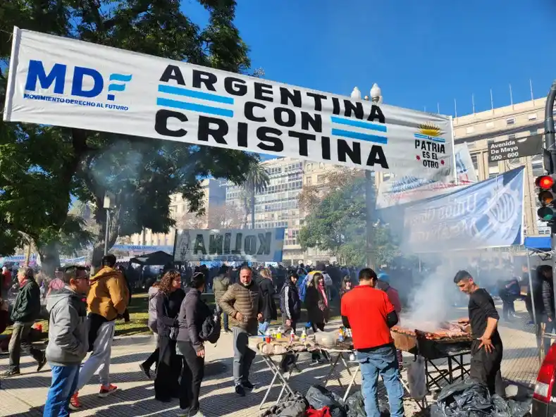 Costos. Los porteños, a cargo de la limpieza de la Plaza de Mayo.