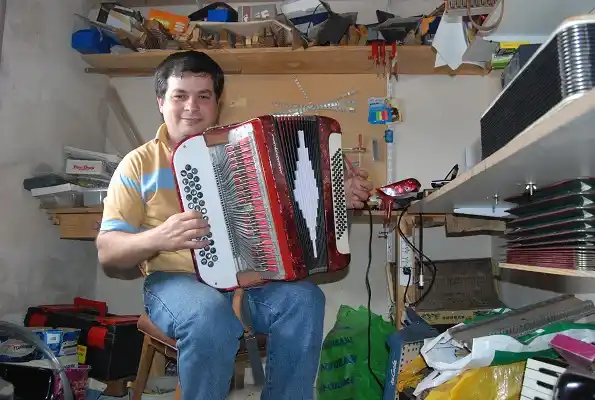 Arregla televisores pero su hobby lo convirtió en el luthier del chamamé 