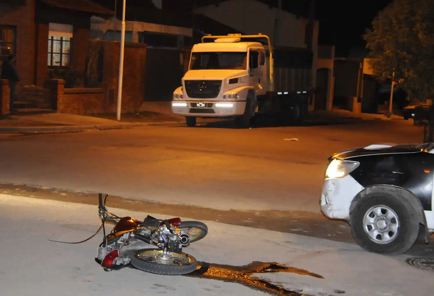 El motociclista que chocó con un camión estacionado fue operado otra vez y está grave