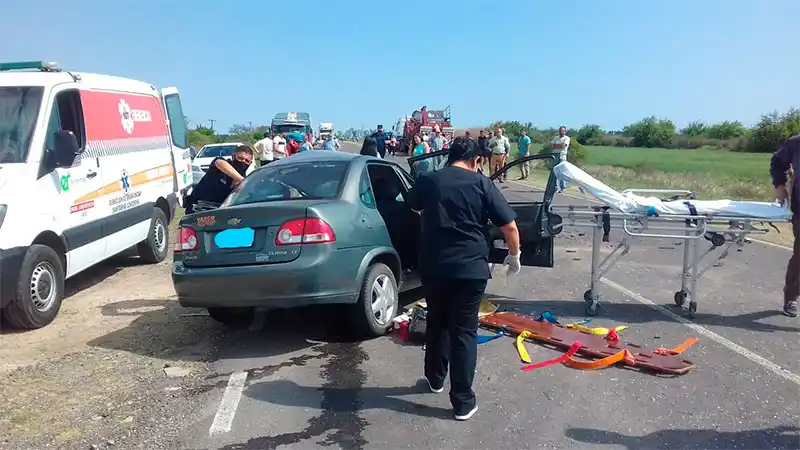 Un muerto y varios heridos tras un violento choque entre un auto y un camión en la ruta 12