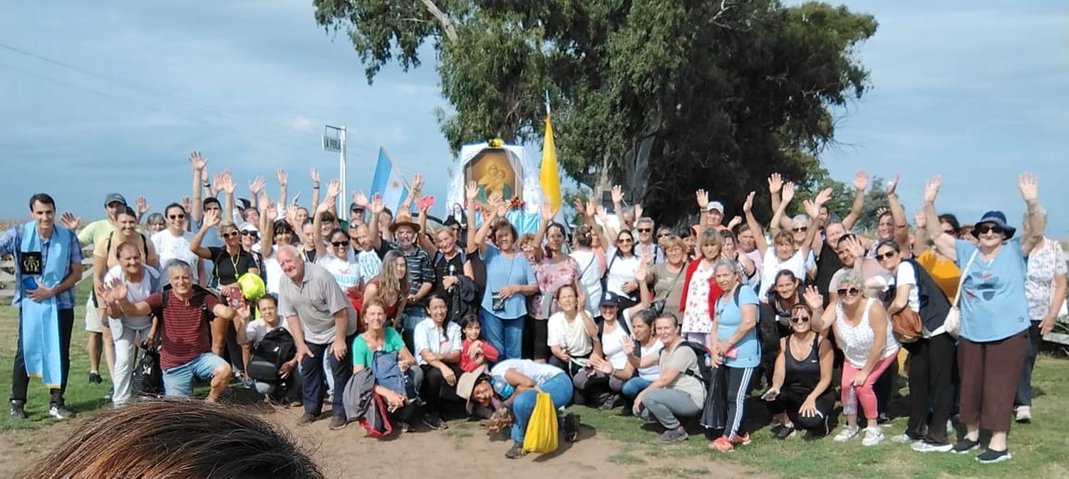 Decenas de creyentes participaron de la tradicional peregrinación a La Perla.