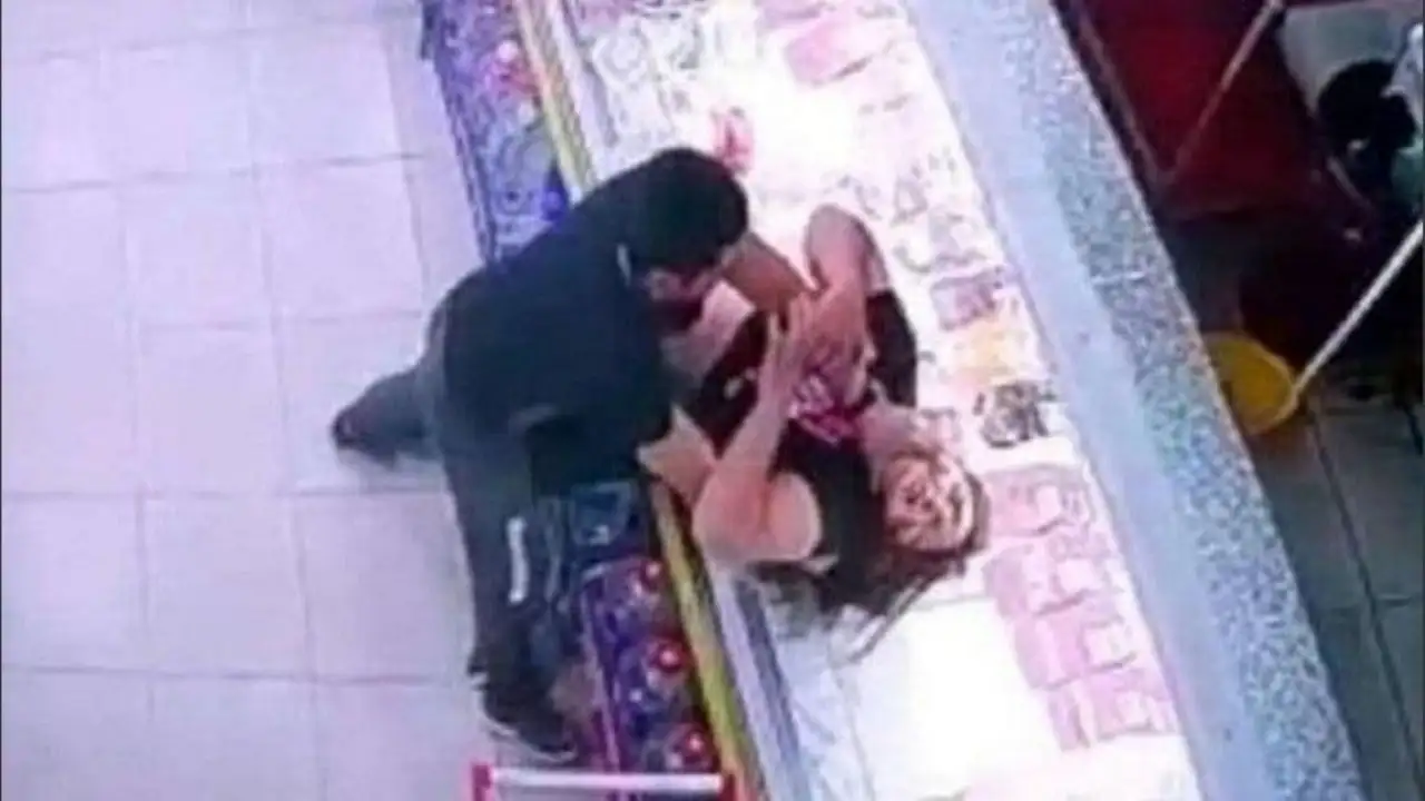 Video: Ahorcó a su compañera de trabajo porque no le gustó la música que había puesto