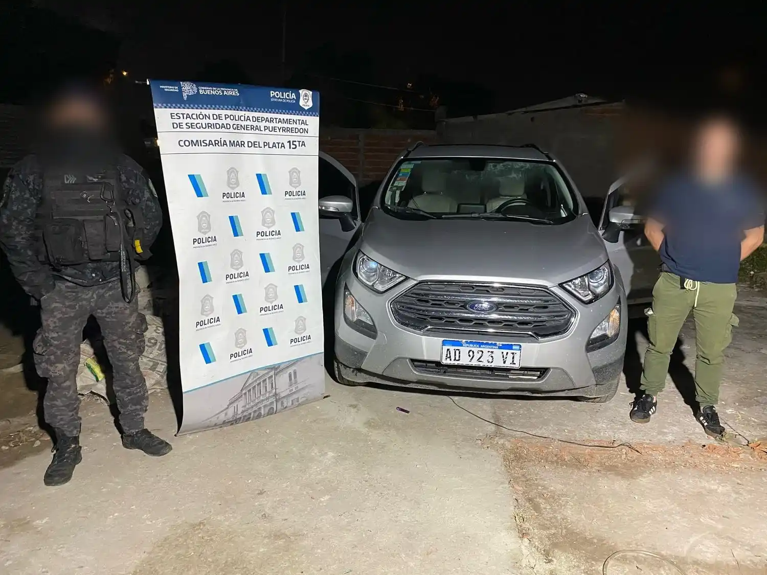 La camioneta Ford Ecosport poseía un dominio falso y un pedido de secuestro por robo.