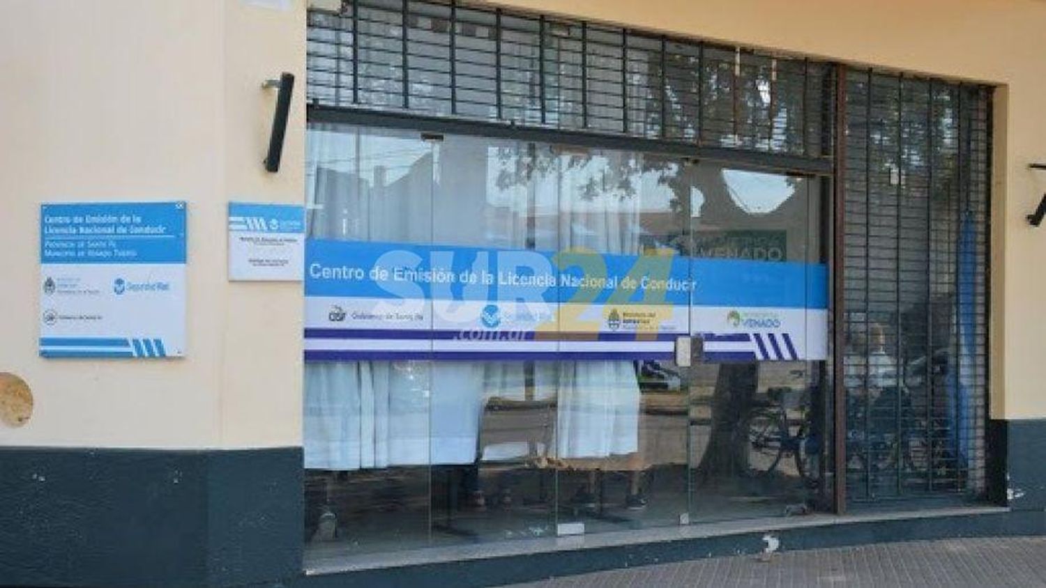 Parte de las oficinas públicas locales funcionan a puertas cerradas por las restricciones