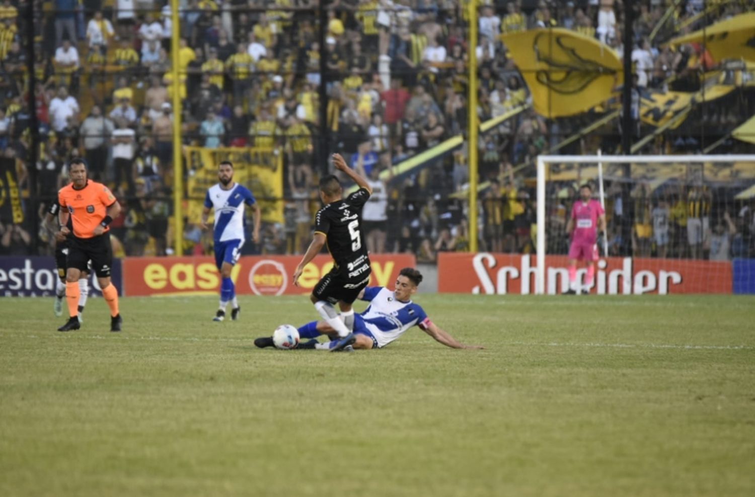 En un partido infartante, Alvarado cayó como visitante ante Almirante Brown