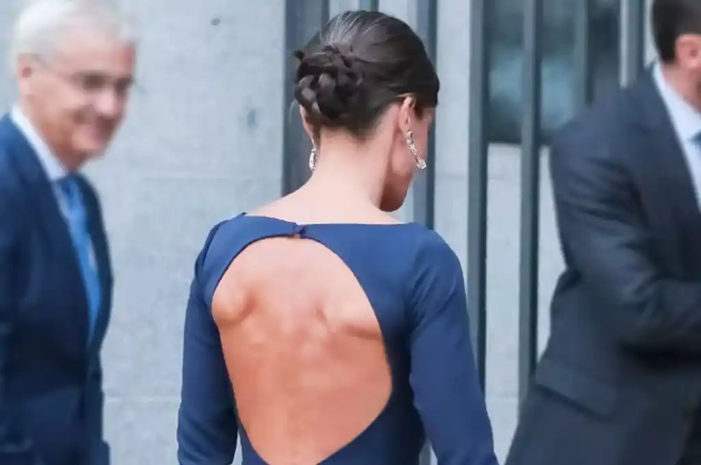 La reina Letizia sorprendió al lucir un impactante escote en la espalda y revolucionó la prensa mundial