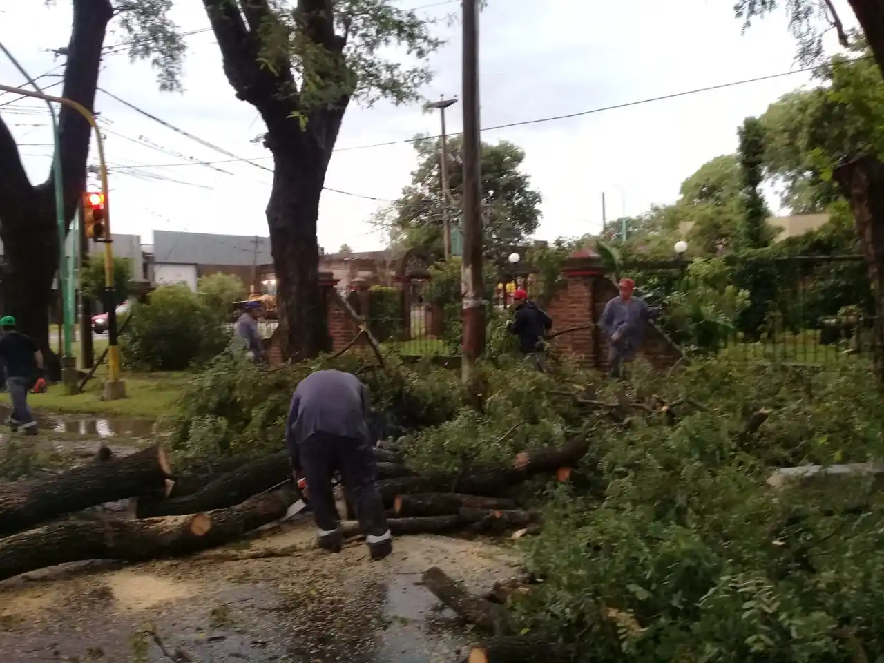 Santo Tomé: el Municipio y la EPE trabajan en los barrios afectados por la tormenta