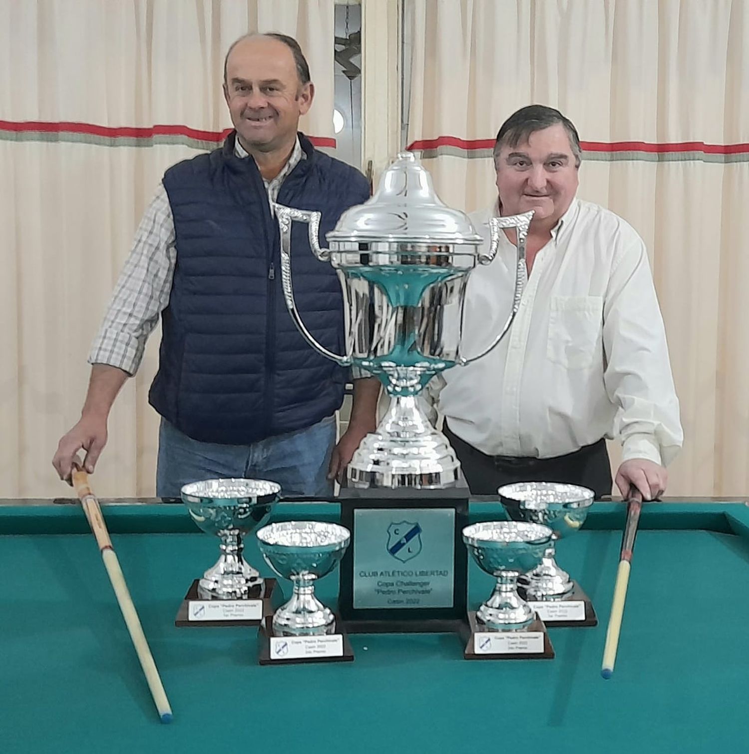 Este jueves por la noche, antes de disputarse la tercera fecha del torneo de casín (5 Quillas), los jugadores del Club Atlético Libertad "A" (Daniel Chevasco-Claudio Gómez) presentaron la espectacular copa challenguer que esta en juego y que lleva el nombre del recordado Pedro Perchivale.