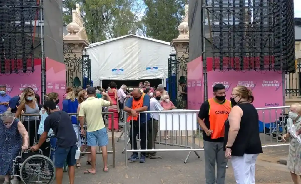 Tragedia en Rosario: fue a vacunarse, se descompensó y falleció