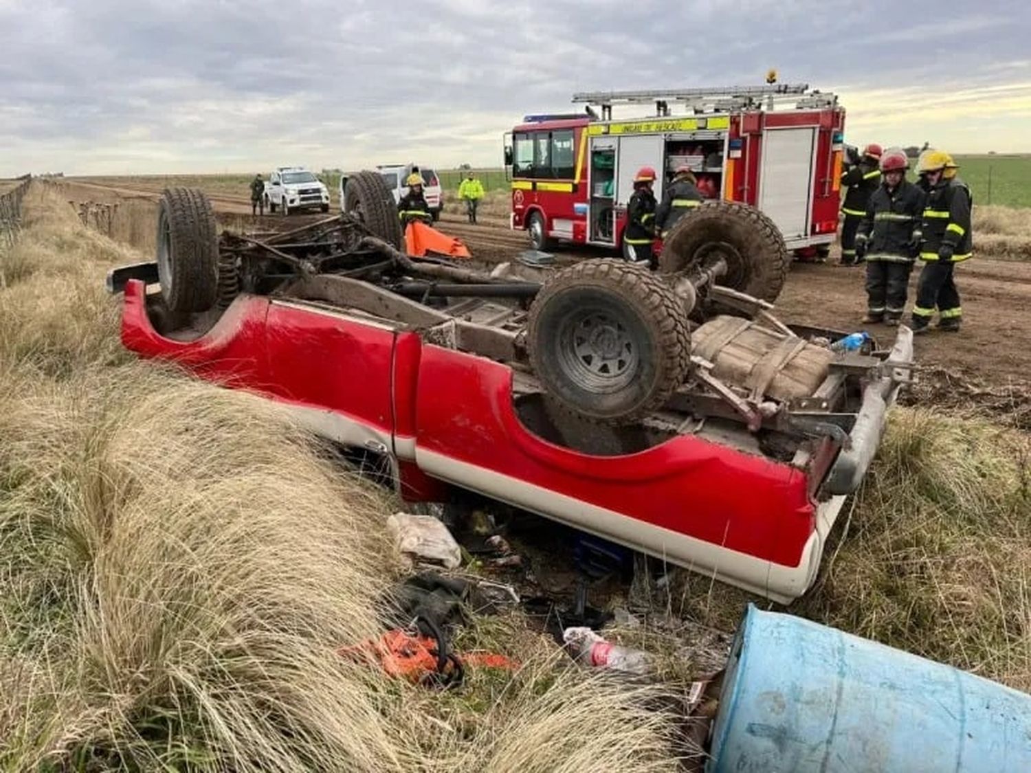 Qué dice el conductor que volcó la camioneta en Laprida y la abandonó: El acompañante quedó adentro y murió