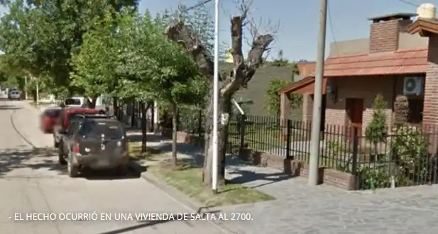 Saltó una reja para robar y se enganchó un testículo