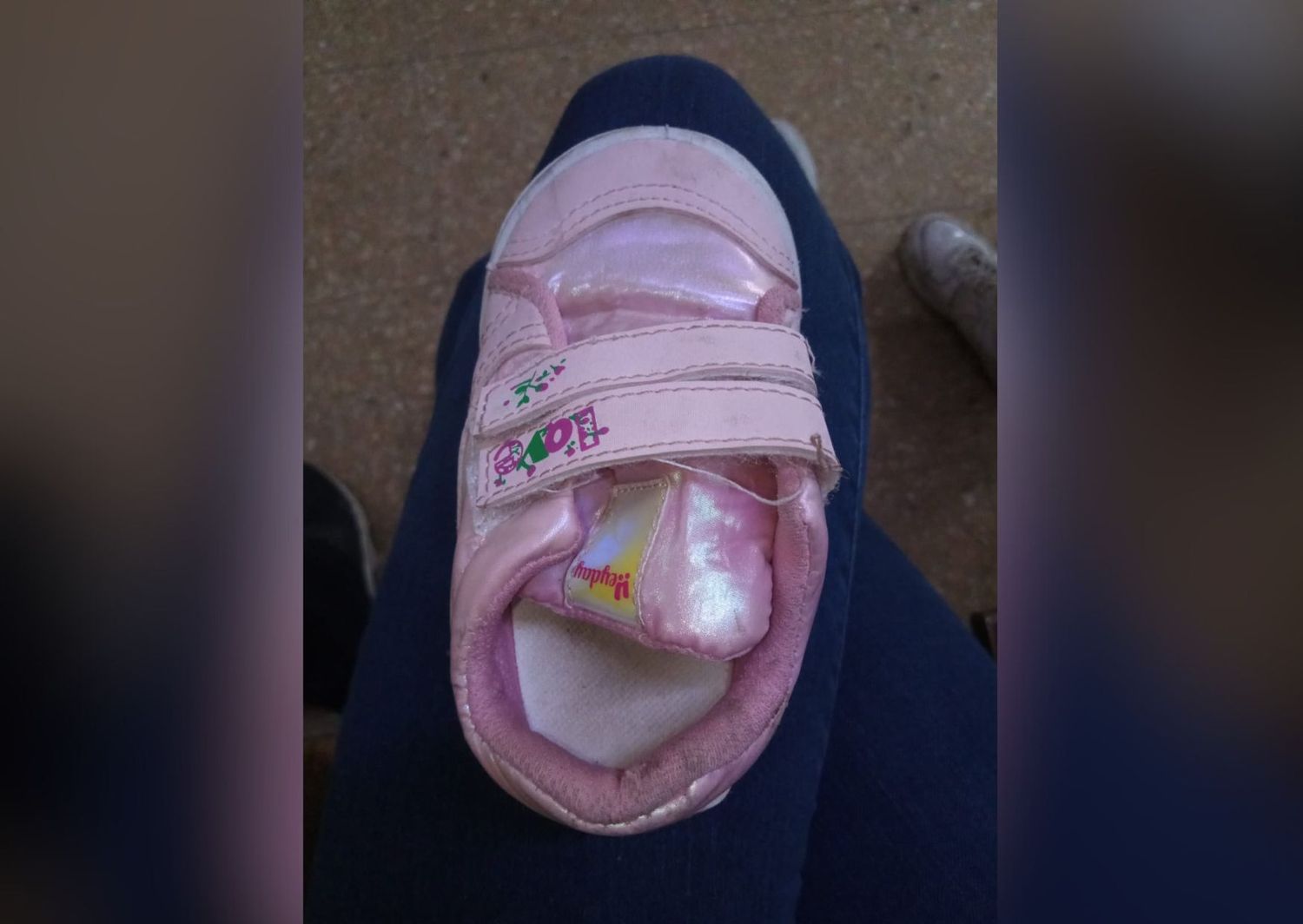 Hallaron zapatilla de bebé