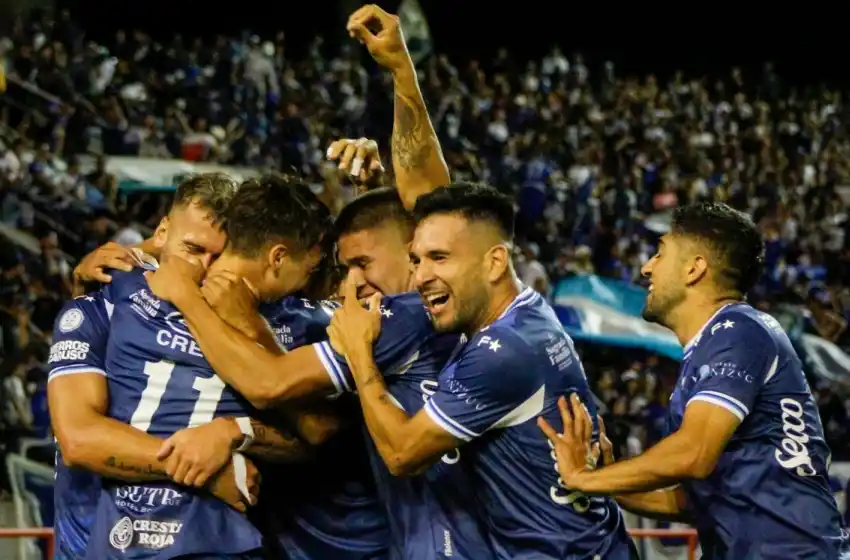 Alvarado gana y crece