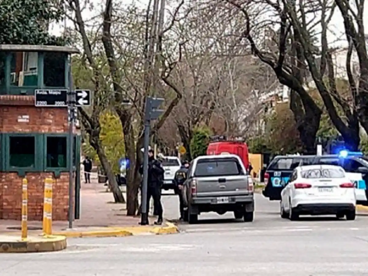 Un hombre fue detenido tras arrojar una bomba molotov contra la quinta presidencial