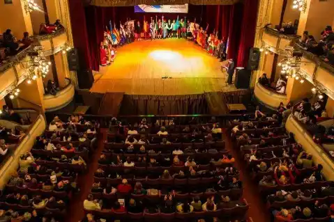 Noche de gala homenaje a los inmigrantes en el teatro 3 de Febrero