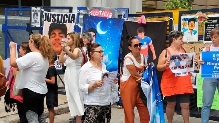 Conmovedor: En Dolores los vecinos ofrecen alimentos y hospedaje a quienes acompañan a los padres de Fernando