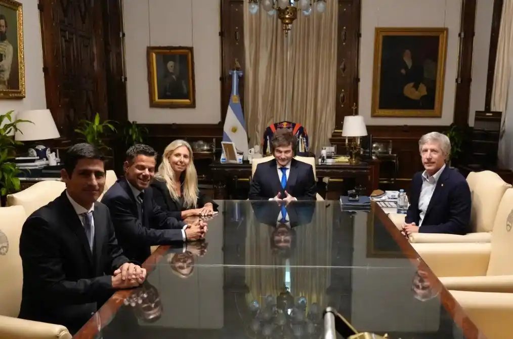 El presidente Javier Milei se reunió en Casa Rosada con autoridades de Visa y con el titular del Banco Central.